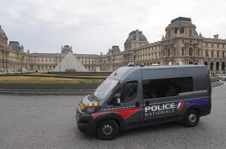 Roban el Museo del Louvre en París; atraco habría sido en 7 minutos