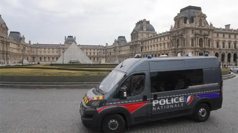 Roban el Museo del Louvre en París; atraco habría sido en 7 minutos