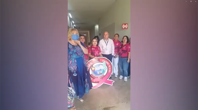 Mujer interrumpe celebración del mes rosa en el IMSS de Reynosa por falta de tratamiento y especialistas