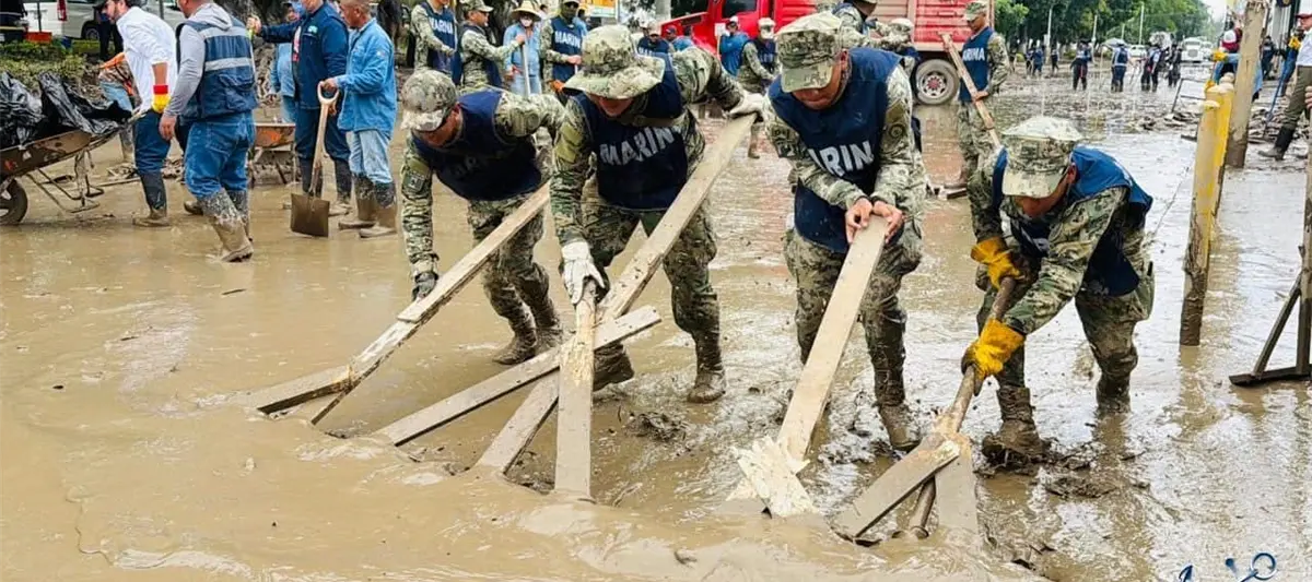Defensa y Semar refuerzan apoyo a damnificados con despensas, maquinaria y puentes aéreos