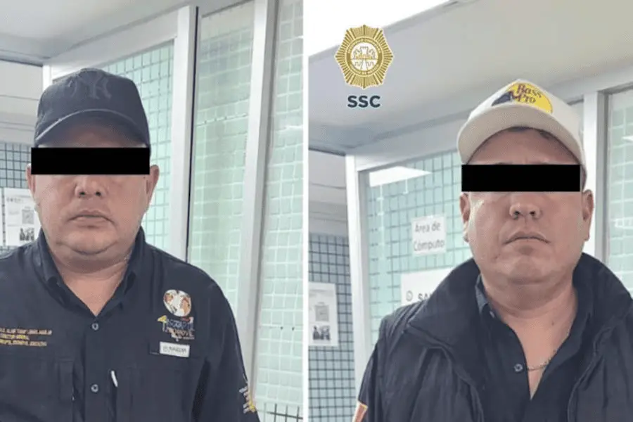 Detienen a dos hombres en el Zócalo de CDMX por transportar un mono, un caimán y una serpiente