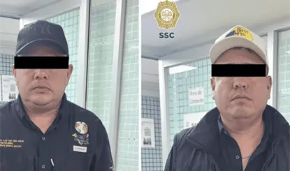Detienen a dos hombres en el Zócalo de CDMX por transportar un mono, un caimán y una serpiente