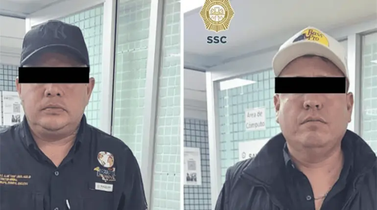 Detienen a dos hombres en el Zócalo de CDMX por transportar un mono, un caimán y una serpiente