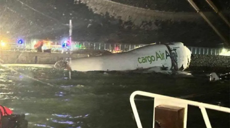 Avión se accidenta contra automóvil y se hunde en el mar en Hong Kong