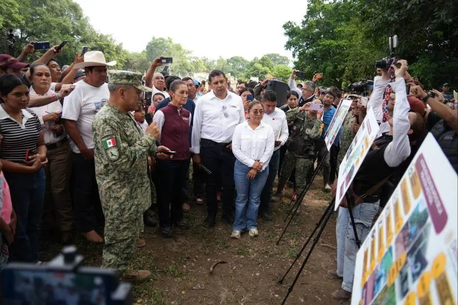Recorre Sheinbaum Pantepec, Puebla, municipio afectado por inundaciones
