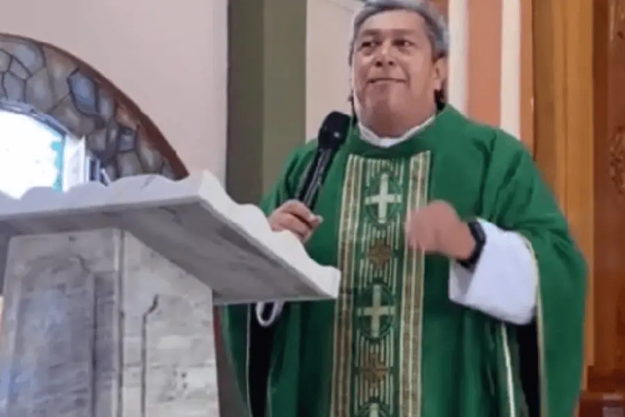 A ser insistentes en la oración para que Dios nos escuche y nos haga justicia, llama el padre tiktokero