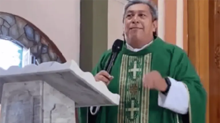 A ser insistentes en la oración para que Dios nos escuche y nos haga justicia, llama el padre tiktokero