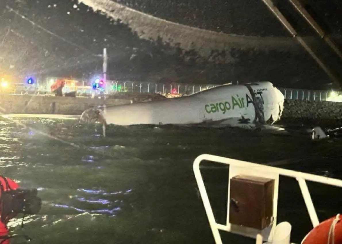 Avión se accidenta contra automóvil y se hunde en el mar en Hong Kong
