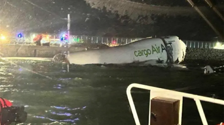 Avión se accidenta contra automóvil y se hunde en el mar en Hong Kong
