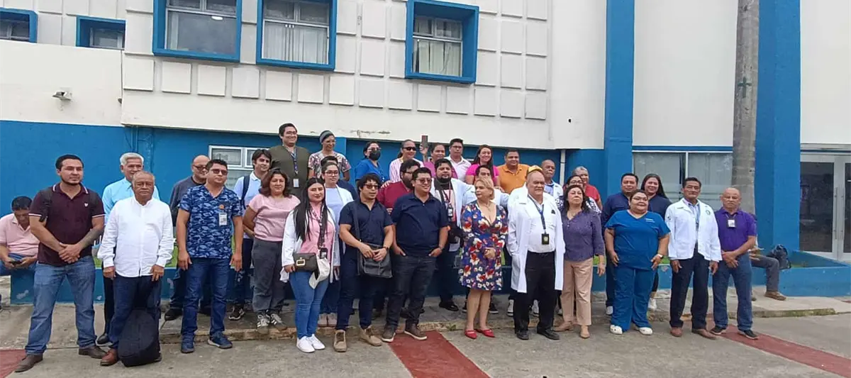Se manifiestan médicos forenses frente a la FGE Tabasco