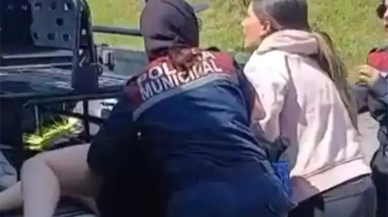 Regidora de Juanacatlán y familiares son detenidos por golpear a policías en Jalisco