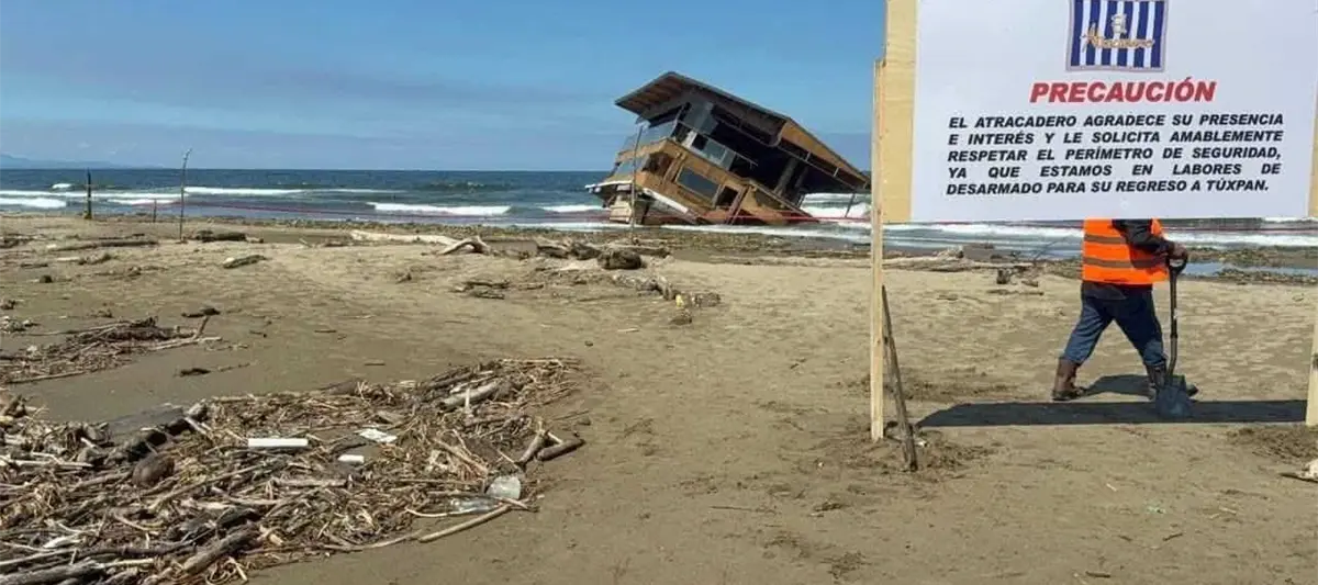 Tras ser arrastrado 7 días por el río y mar, restaurante flotante "El Atracadero" regresará a Tuxpan