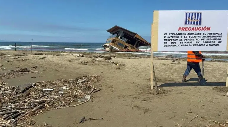 Tras ser arrastrado 7 días por el río y mar, restaurante flotante "El Atracadero" regresará a Tuxpan