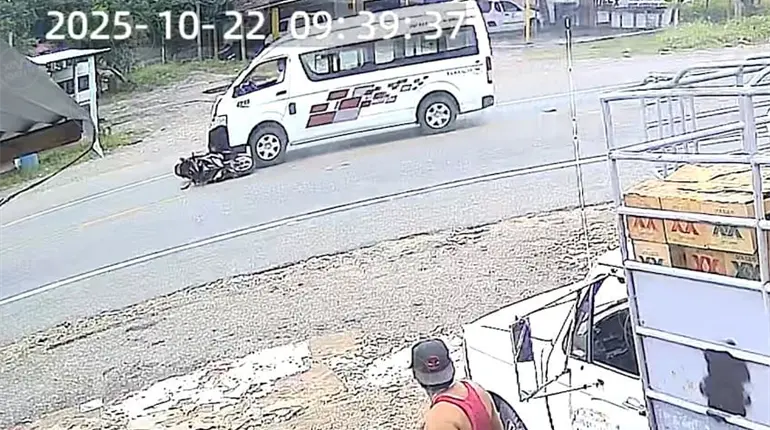 Urvan atropella a madre e hija en moto en la Teapa- Villahermosa