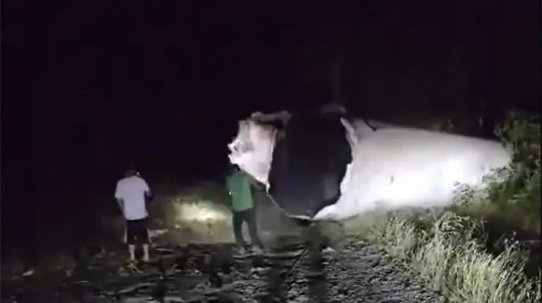 Vuelca y explota pipa en Querétaro; no se reportan muertos o heridos