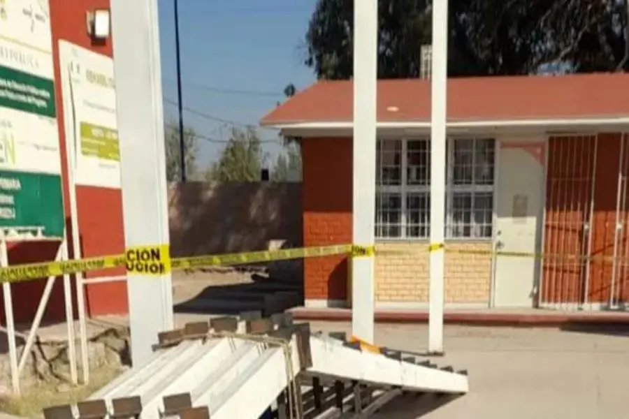 Muere menor de 6 años tras caerle estructura de construcción dentro de primaria en Coahuila