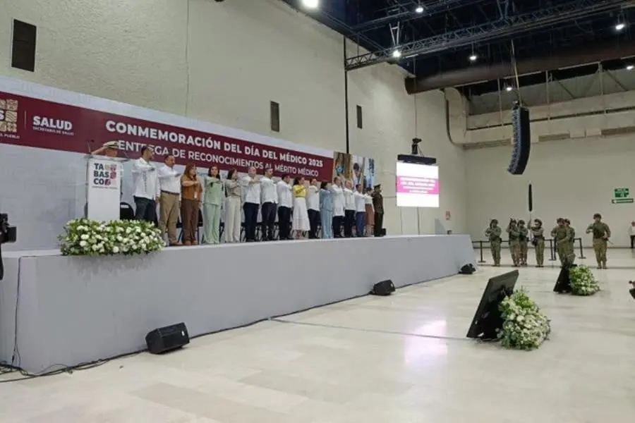 Entrega Gobierno reconocimiento al mérito a dos médicos tabasqueños
