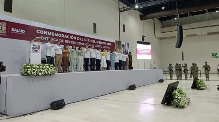 Entrega Gobierno reconocimiento al mérito a dos médicos tabasqueños