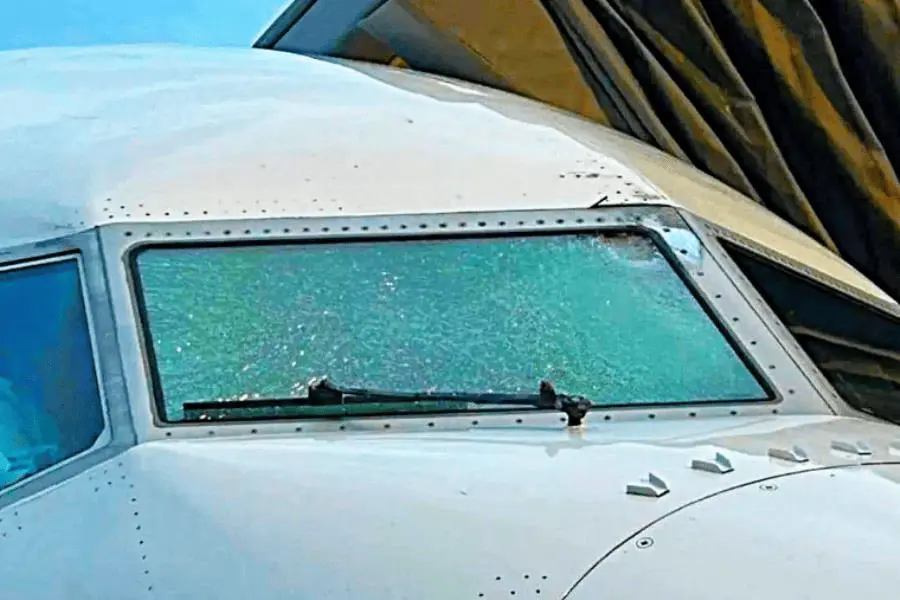 Avión de United Airlines aterriza de emergencia en Utah tras impacto en cabina