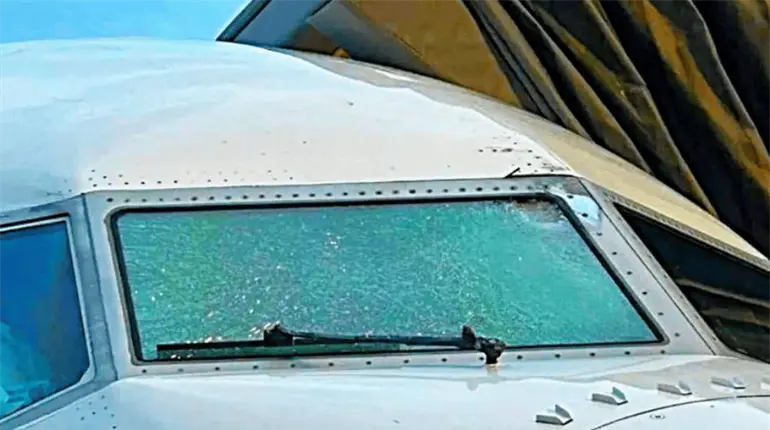 Avión de United Airlines aterriza de emergencia en Utah tras impacto en cabina