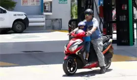 Proponen cancelar 5 años las licencias por transportar menores en moto en Tabasco