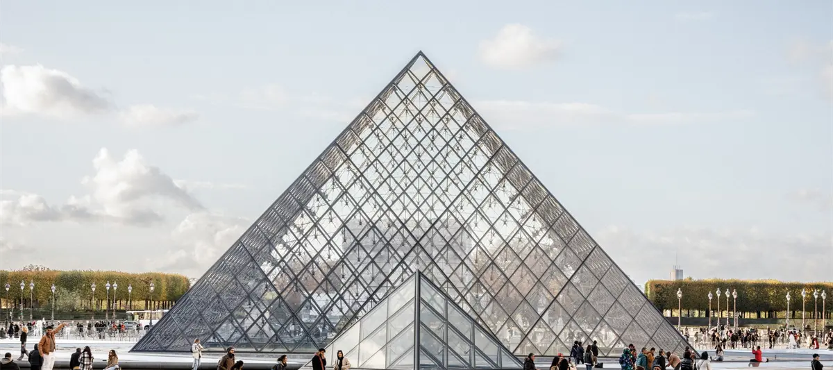 Reabren Museo del Louvre tras el robo joyas de la Corona