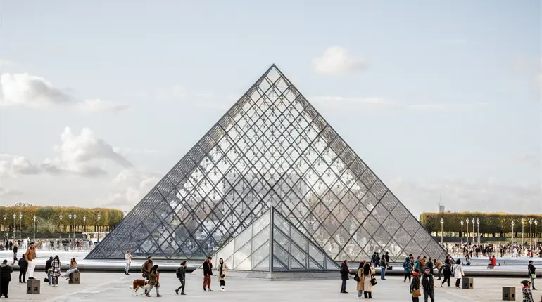 Reabren Museo del Louvre tras el robo joyas de la Corona