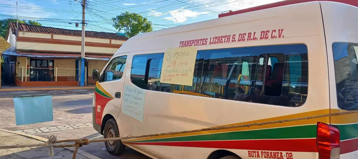 Afectados por accidente de transporte público exigen pago de daños en Jalpa