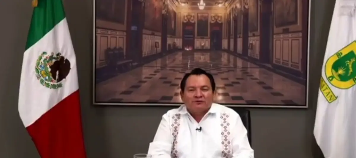 Gobernador de Yucatán se vuelve viral tras ser albureado en vivo