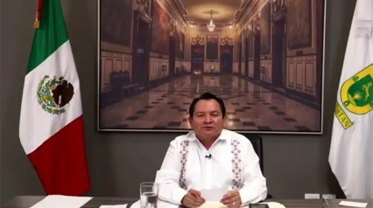Gobernador de Yucatán se vuelve viral tras ser albureado en vivo
