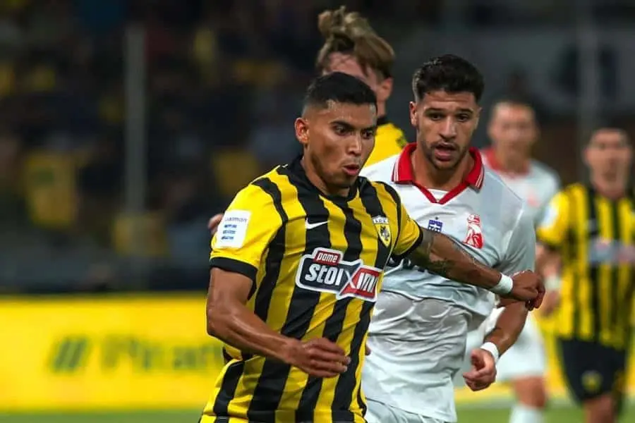 Par de asistencias de Orbelín Pineda en goleada del AEK Ateneas en Europa League