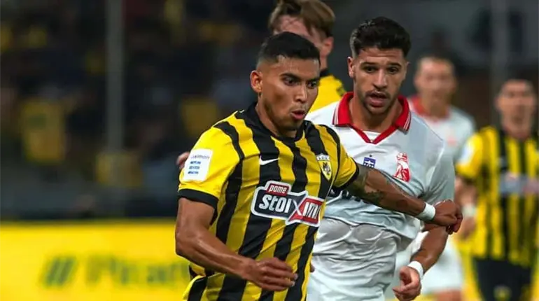 Par de asistencias de Orbelín Pineda en goleada del AEK Ateneas en Europa League