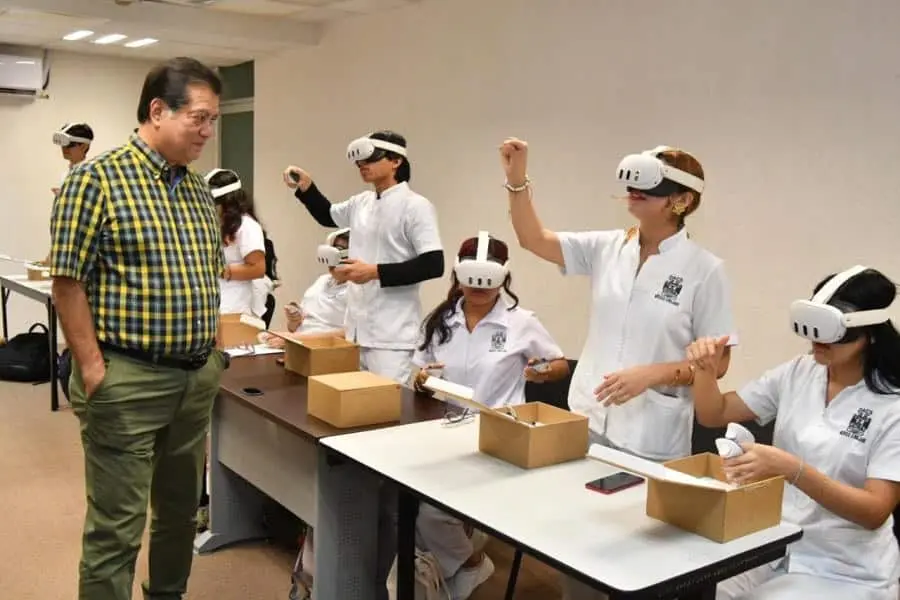 Estudiantes de la UJAT realizan cirugías con realidad virtual en "aulas inmersivas"