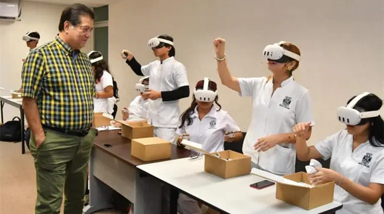 Estudiantes de la UJAT realizan cirugías con realidad virtual en "aulas inmersivas"