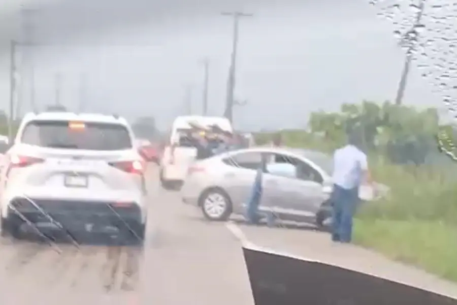 Chocan 2 vehículos en la Villahermosa – Frontera