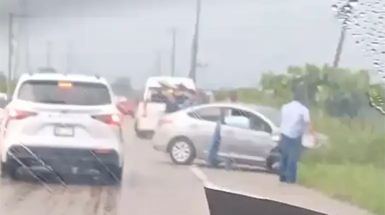 Chocan 2 vehículos en la Villahermosa – Frontera