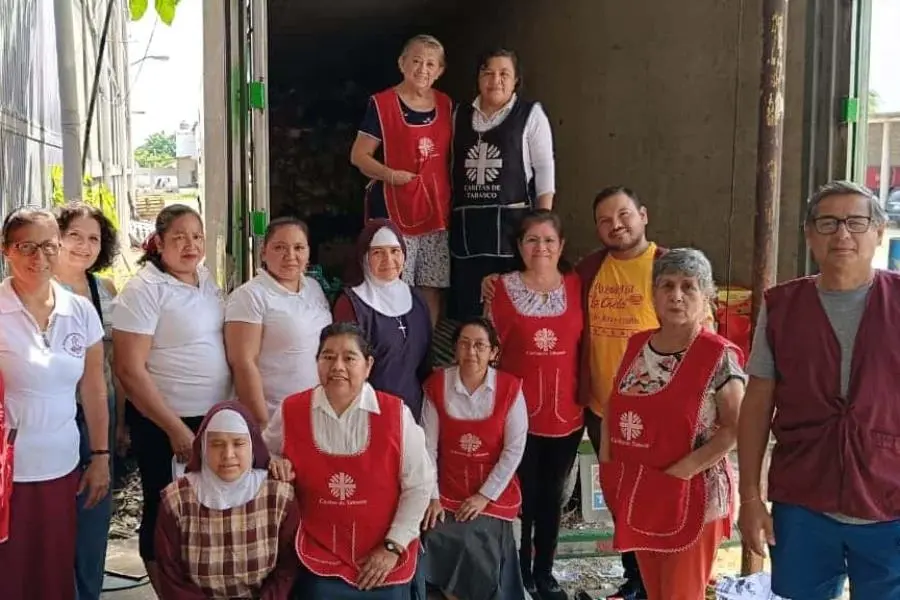 Envían tabasqueños mensajes de aliento en despensas para veracruzanos en centro de acopio de Cáritas Tabasco