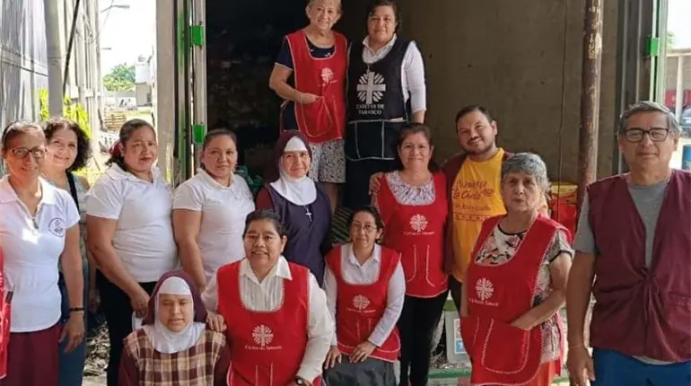 Envían tabasqueños mensajes de aliento en despensas para veracruzanos en centro de acopio de Cáritas Tabasco