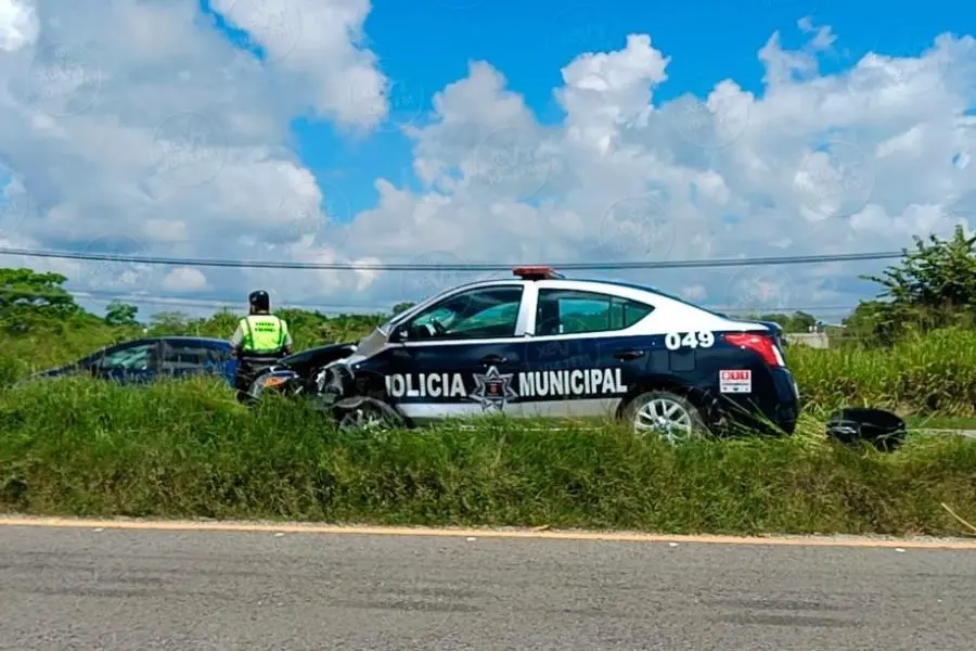 Tráiler saca de la Macuspana -Villahermosa a patrulla de E. Zapata