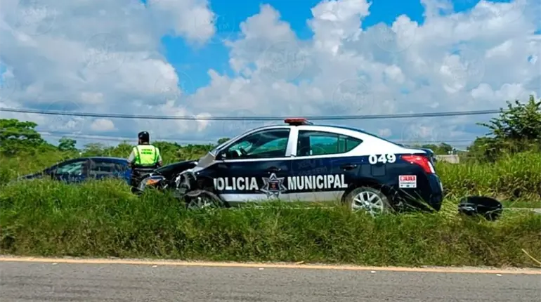 Tráiler saca de la Macuspana -Villahermosa a patrulla de E. Zapata
