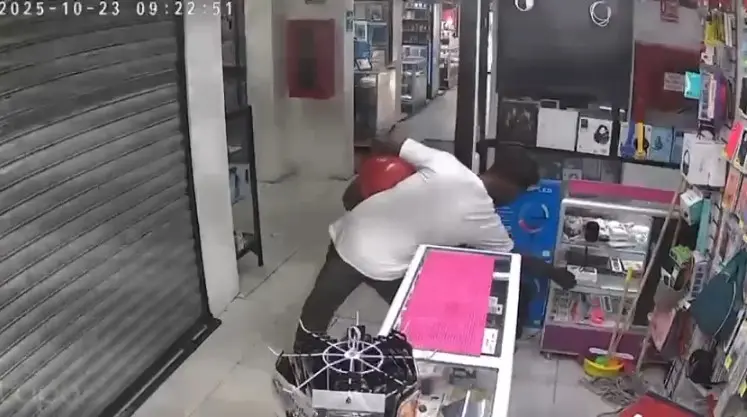 Hombre hurta en local de Plaza de la Tecnología; queda grabado en video