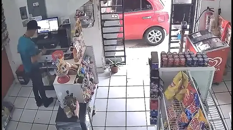 Sujeto entra a robar a tienda en Tenosique; lo detienen en la huida