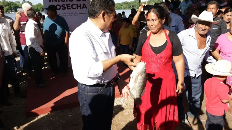 May da banderazo a primeras 4 toneladas de cosecha del programa ´Pescando Vida´ en Jonuta