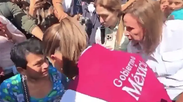 "Me prometió ayuda y no me cumplió", mujer expone a Nahle frente a Sheinbaum
