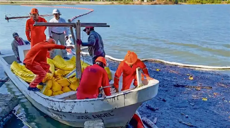 Van más de 345 mil litros de crudo recuperado tras derrame en ríos de Veracruz: Pemex