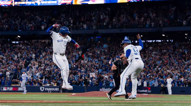 Kirk primer mexicano con HR en Serie Mundial en triunfo de Toronto
