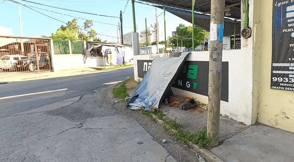 Trasladan al hospital Juan Graham a hombre en situación de calle que permanecía en El Espejo