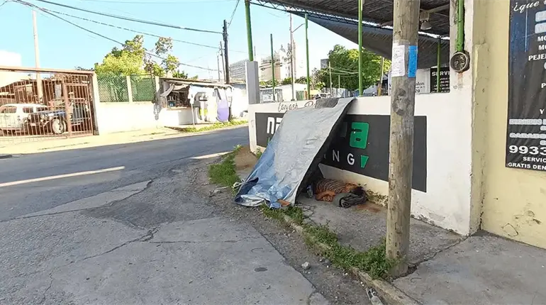 Trasladan al hospital Juan Graham a hombre en situación de calle que permanecía en El Espejo