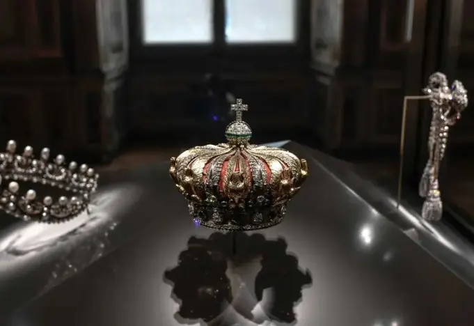 Traslada museo de Louvre joyas al Banco de Francia tras robo