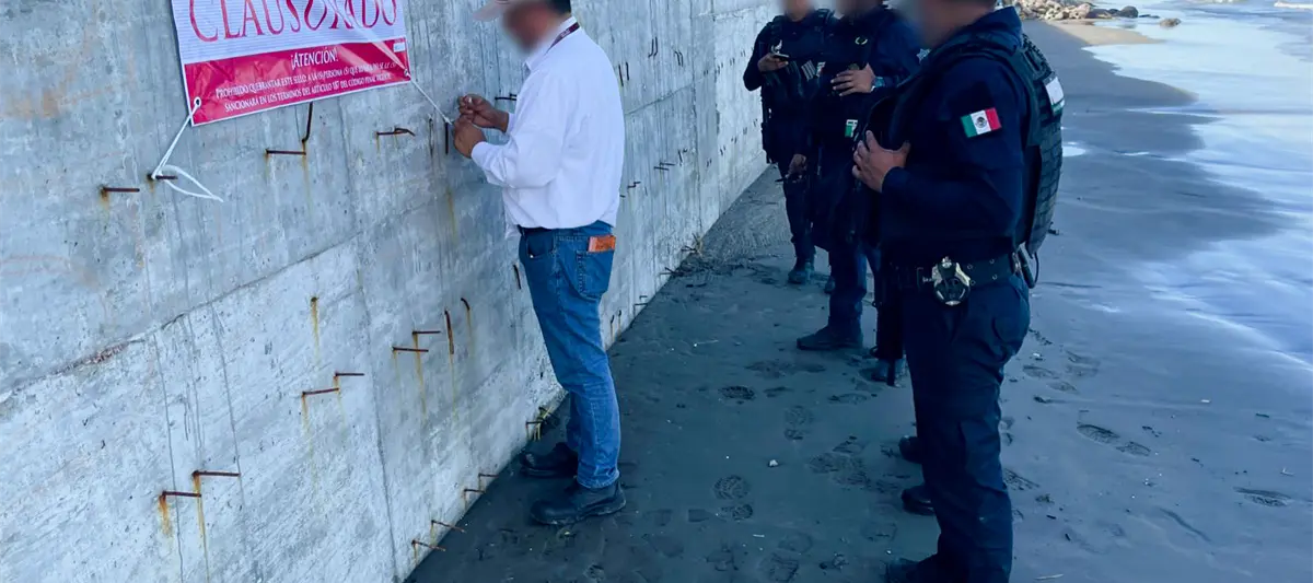 Profepa clausura barda "ilegal" en playa "El Destapa" en Boca del Río por riesgo ambiental